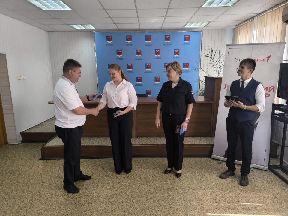 Альберт Зинченко: Торжественный день: первые паспорта Российской Федерации вручены молодым гражданам Станично-Луганского округа в День Государственного флага Российской Федерации! Альберт Зинченко: Торжественный день: первые паспорта Российской Федерации вручены молодым гражданам Станично-Луганского округа в День Государственного флага Российской Федерации!