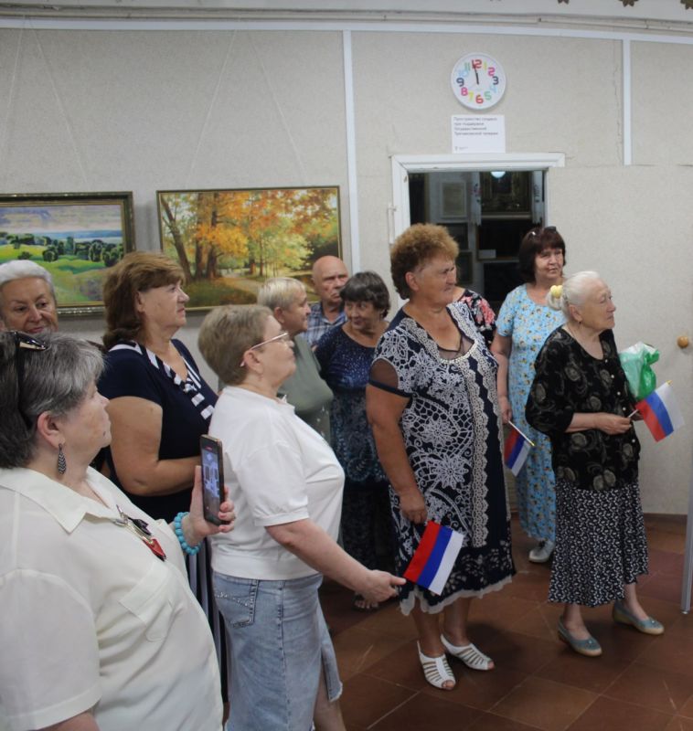 В Кировском историко-художественном музее состоялось культурно-просветительское мероприятие, посвящённое Дню Государственного флага Российской Федерации, в котором приняли участие члены городской ветеранской организации... В Кировском историко-художественном музее состоялось культурно-просветительское мероприятие, посвящённое Дню Государственного флага Российской Федерации, в котором приняли участие члены городской ветеранской организации...