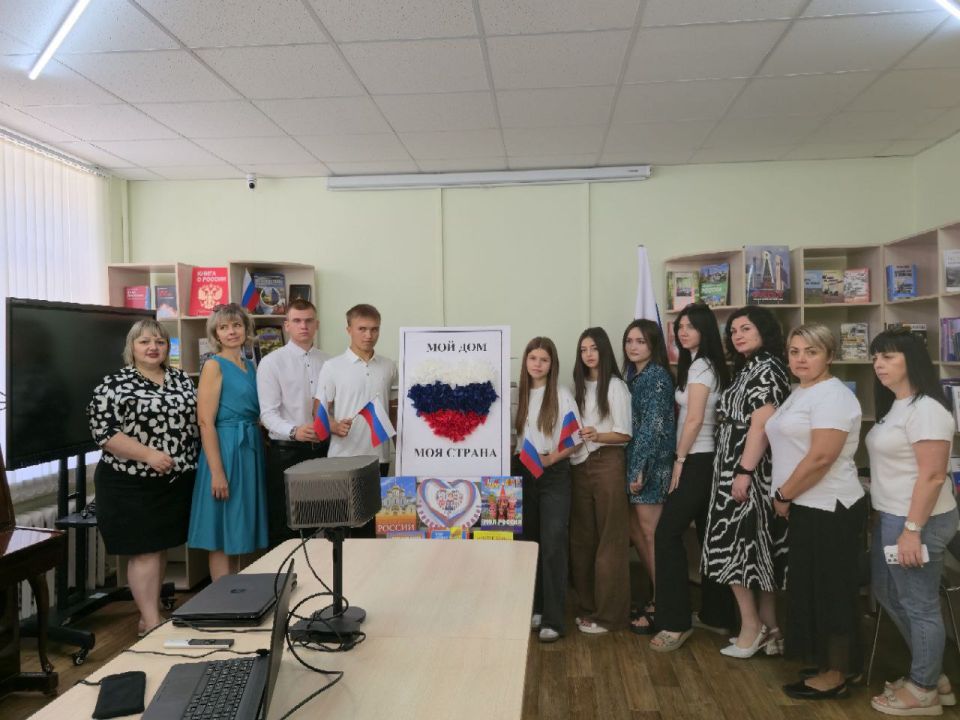 В модельной библиотеке МБУ «АГЦБС» состоялось мероприятие «Наш флаг - наша гордость!», посвященное Дню Государственного флага Российской Федерации, в котором принял участие Молодежный совет при Администрации В модельной библиотеке МБУ «АГЦБС» состоялось мероприятие «Наш флаг - наша гордость!», посвященное Дню Государственного флага Российской Федерации, в котором принял участие Молодежный совет при Администрации