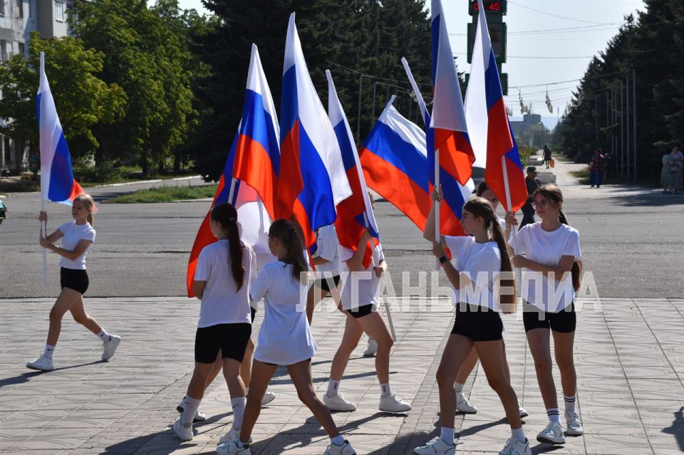 В Первомайске в честь Дня Государственного флага Российской Федерации состоялся флешмоб В Первомайске в честь Дня Государственного флага Российской Федерации состоялся флешмоб