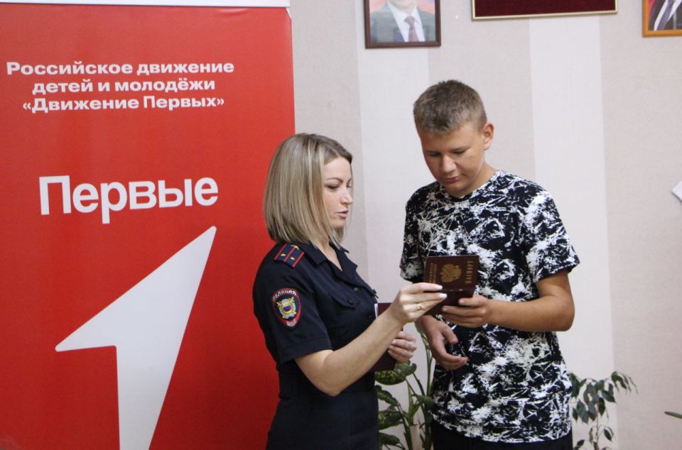 В честь Дня Государственного флага Российской Федерации в Меловском муниципальном округе прошло важное и волнительное событие – торжественное вручение паспортов юным гражданам ЛНР в рамках Всероссийской программы «Мы –... В честь Дня Государственного флага Российской Федерации в Меловском муниципальном округе прошло важное и волнительное событие – торжественное вручение паспортов юным гражданам ЛНР в рамках Всероссийской программы «Мы –...