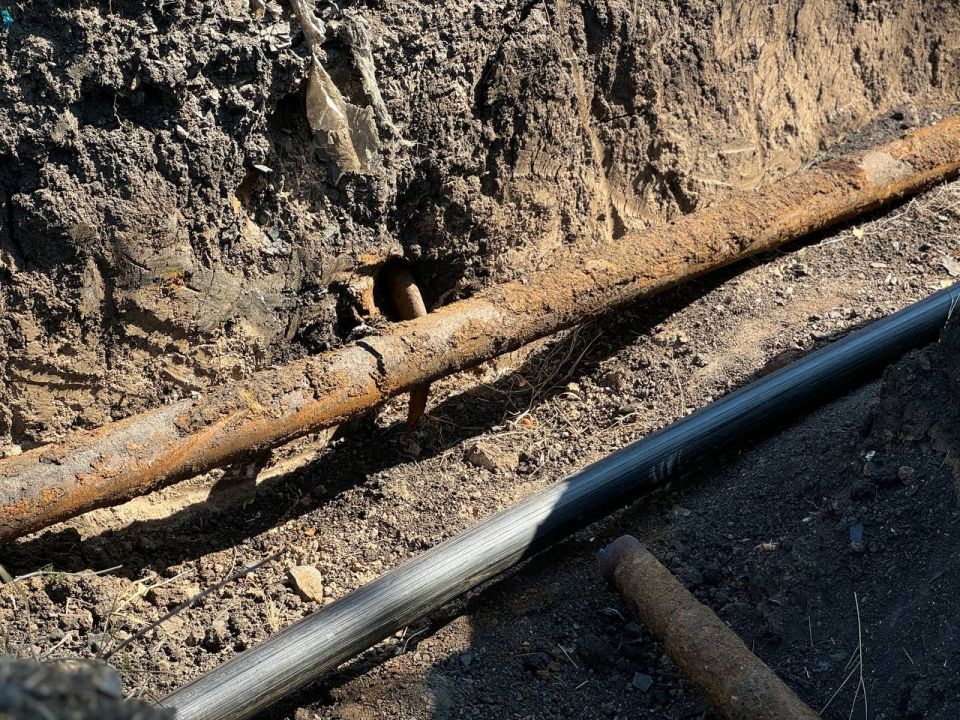 «Лугансквода» проводит замену изношенного участка трубопровода в г. Ровеньки, который питает водой около 2000 жителей «Лугансквода» проводит замену изношенного участка трубопровода в г. Ровеньки, который питает водой около 2000 жителей