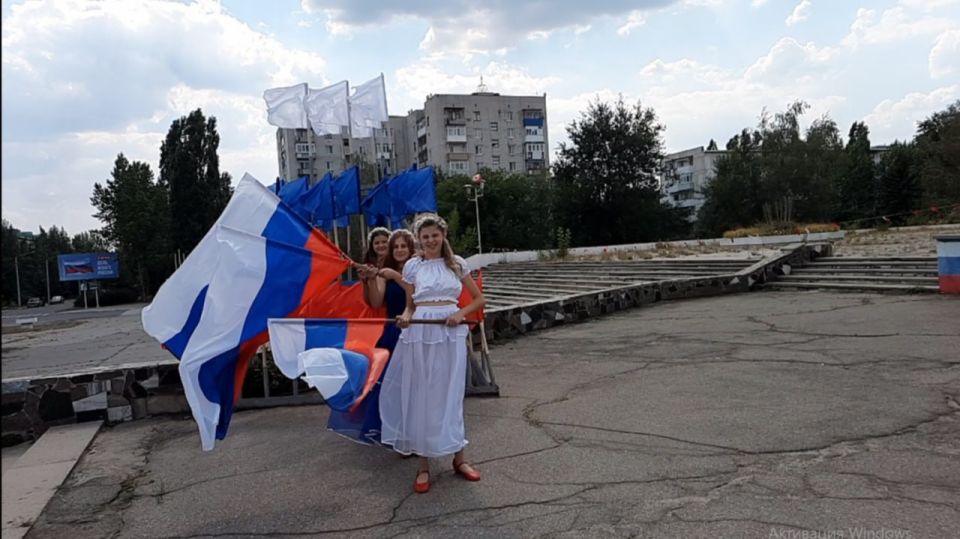В День государственного флага России городской Дворец культуры пригласил рубежан и гостей города на фотозону «Я своим флагом горжусь!» В День государственного флага России городской Дворец культуры пригласил рубежан и гостей города на фотозону «Я своим флагом горжусь!»