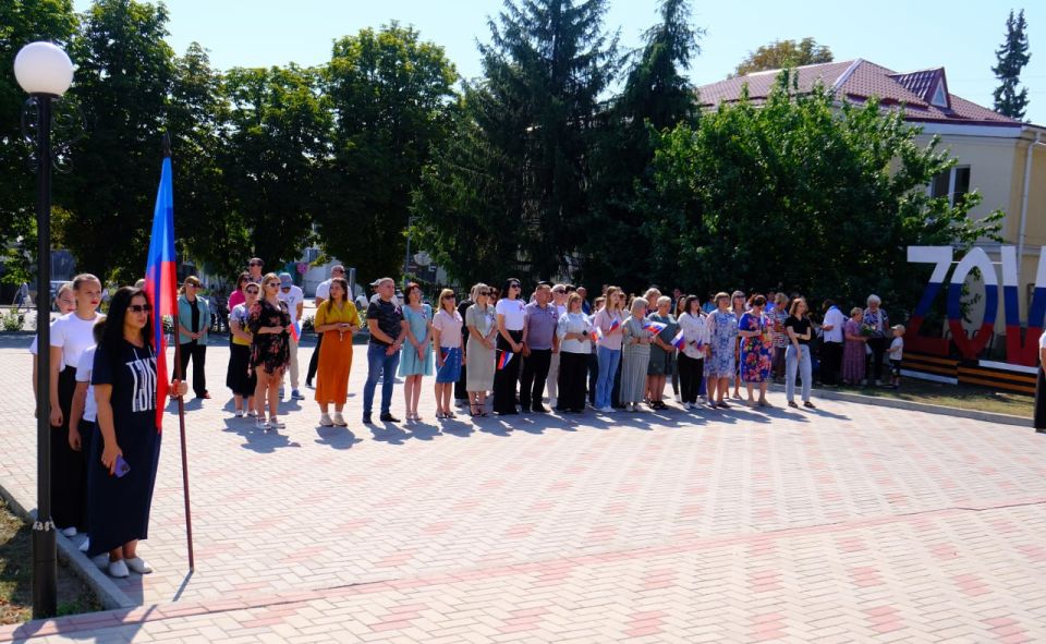 В Беловодске прошёл торжественный митинг, посвящённый Дню государственного флага Российской Федерации В Беловодске прошёл торжественный митинг, посвящённый Дню государственного флага Российской Федерации