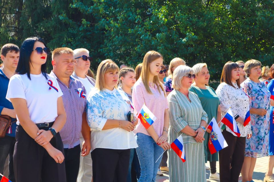 Сегодня в Беловодске прошёл торжественный митинг, приуроченный ко ДНЮ ГОСУДАРСТВЕННОГО ФЛАГА РФ , под названием «Флаг моего государства» Сегодня в Беловодске прошёл торжественный митинг, приуроченный ко ДНЮ ГОСУДАРСТВЕННОГО ФЛАГА РФ , под названием «Флаг моего государства»