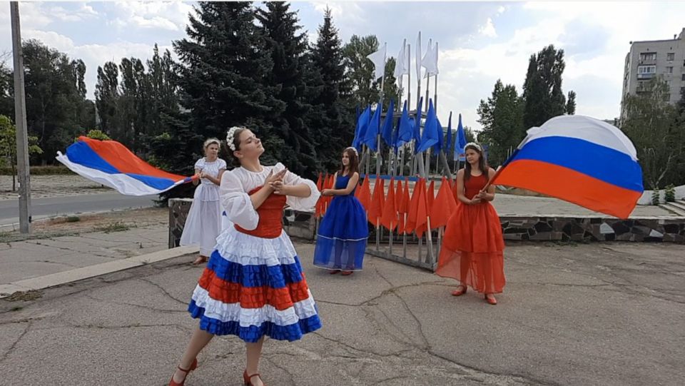 В День государственного флага России городской Дворец культуры пригласил рубежан и гостей города на фотозону «Я своим флагом горжусь!» В День государственного флага России городской Дворец культуры пригласил рубежан и гостей города на фотозону «Я своим флагом горжусь!»