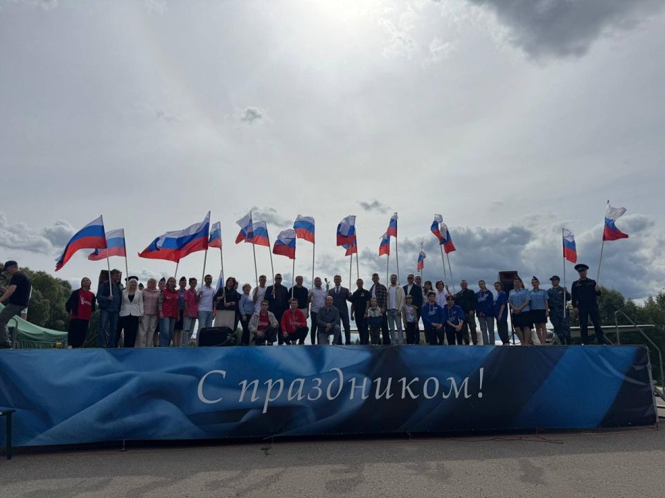 С Днем флага, любимая страна! С Днем флага, любимая страна!