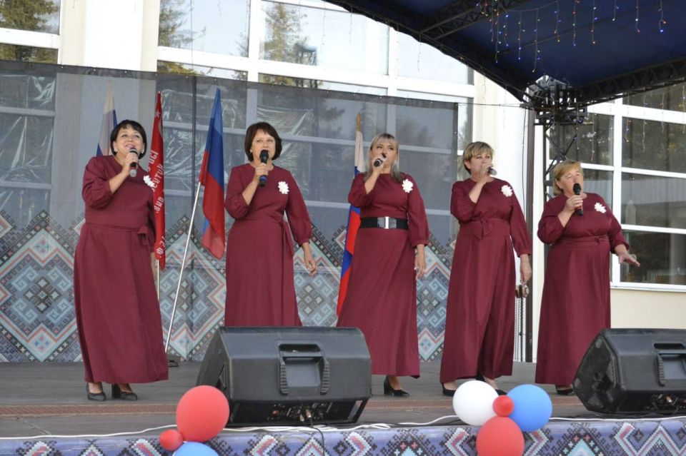 Праздничный концерт ко Дню Государственного флага Российской Федерации Праздничный концерт ко Дню Государственного флага Российской Федерации
