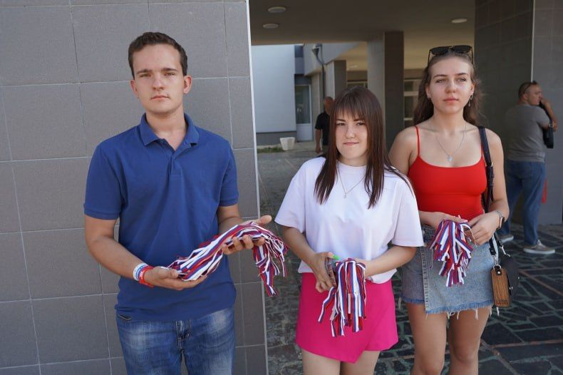 В Свердловске состоялось праздничное шествие в честь Дня Государственного флага РФ В Свердловске состоялось праздничное шествие в честь Дня Государственного флага РФ
