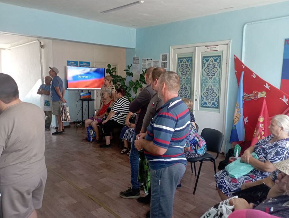 В День Государственного флага, в сельском дворце культуры пгт Есауловка совместно с отделом по делам территорий Администрации и библиотекой была проведена акция "России славный триколор" В День Государственного флага, в сельском дворце культуры пгт Есауловка совместно с отделом по делам территорий Администрации и библиотекой была проведена акция "России славный триколор"