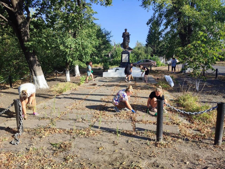 В пгт. Софиевский прошел субботник В пгт. Софиевский прошел субботник