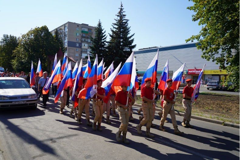 В Свердловске состоялось праздничное шествие в честь Дня Государственного флага РФ В Свердловске состоялось праздничное шествие в честь Дня Государственного флага РФ