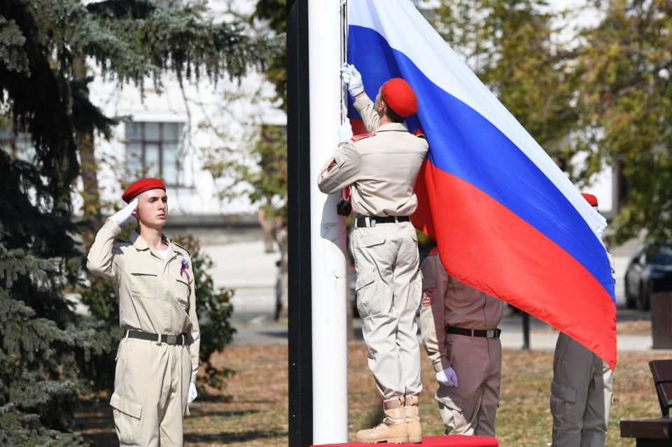 Руководитель республиканского СК принял участие в церемонии поднятия триколора в Луганске Руководитель республиканского СК принял участие в церемонии поднятия триколора в Луганске