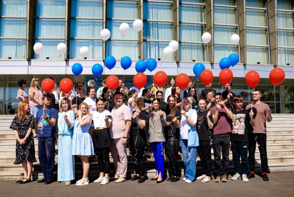 Луганск присоединился ко всероссийской акции «Россия в цвете»! Луганск присоединился ко всероссийской акции «Россия в цвете»!