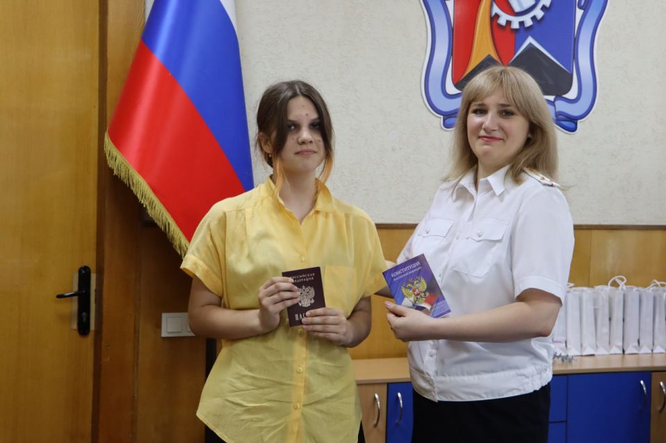 В День Государственного флага России в администрации Стаханова вручили паспорта юным гражданам В День Государственного флага России в администрации Стаханова вручили паспорта юным гражданам