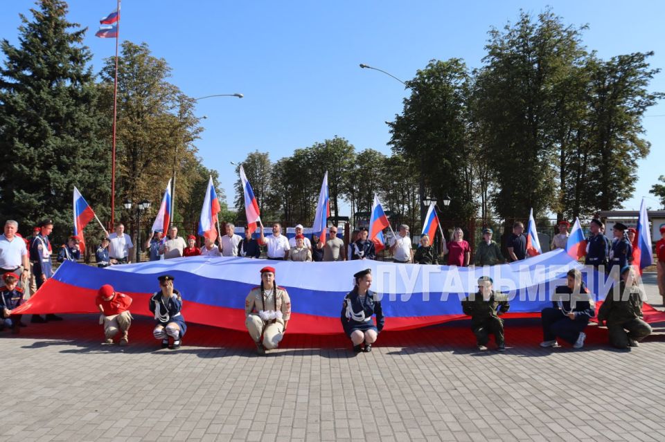 Свердловск отметил День российского флага Свердловск отметил День российского флага