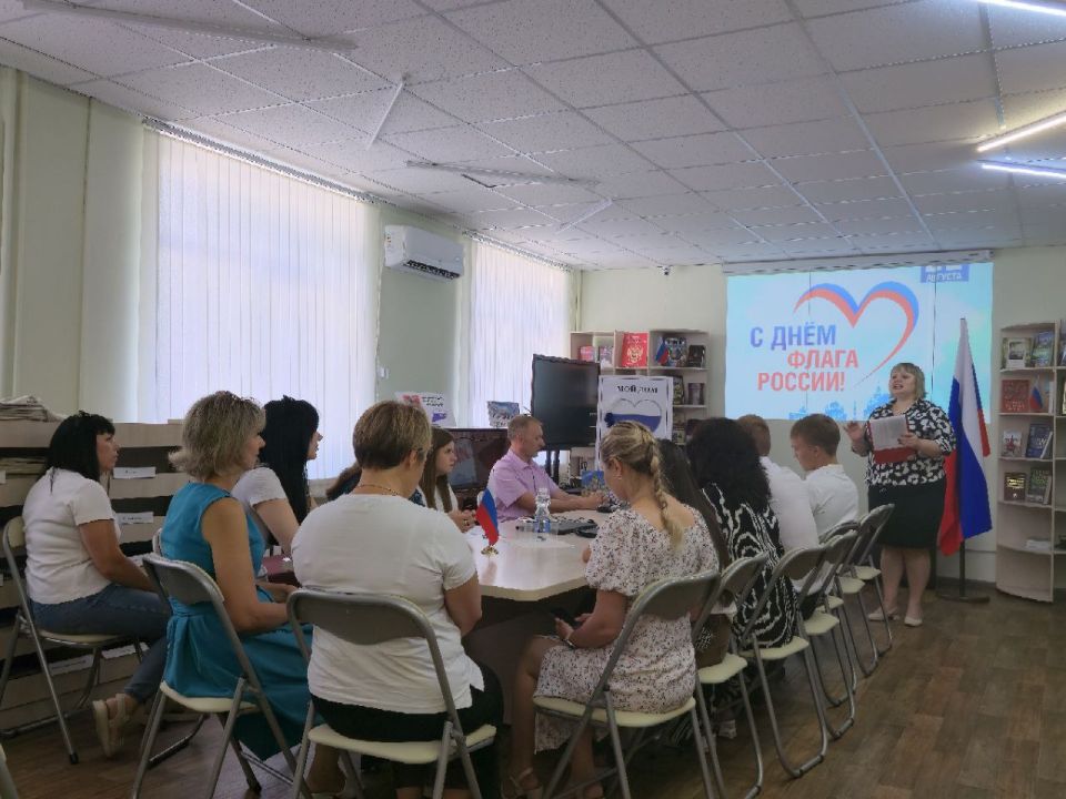 В модельной библиотеке МБУ «АГЦБС» состоялось мероприятие «Наш флаг - наша гордость!», посвященное Дню Государственного флага Российской Федерации, в котором принял участие Молодежный совет при Администрации В модельной библиотеке МБУ «АГЦБС» состоялось мероприятие «Наш флаг - наша гордость!», посвященное Дню Государственного флага Российской Федерации, в котором принял участие Молодежный совет при Администрации