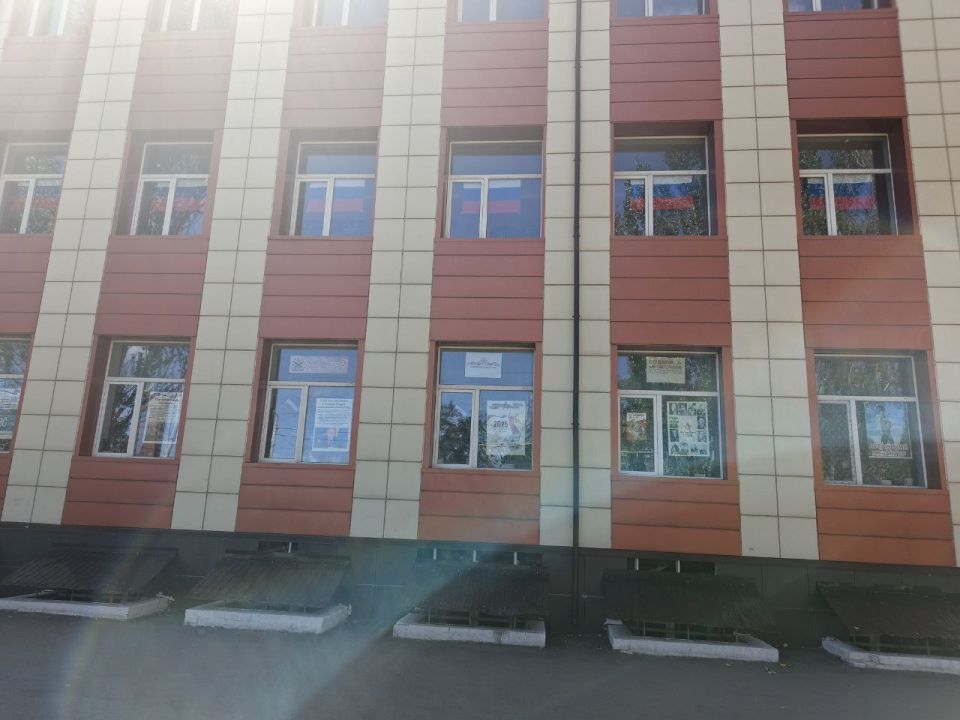 В Брянковской специализированной школе №1, при содействии советника директора по воспитанию Галины Савчук, прошла акция, посвященная Дню российского флага В Брянковской специализированной школе №1, при содействии советника директора по воспитанию Галины Савчук, прошла акция, посвященная Дню российского флага