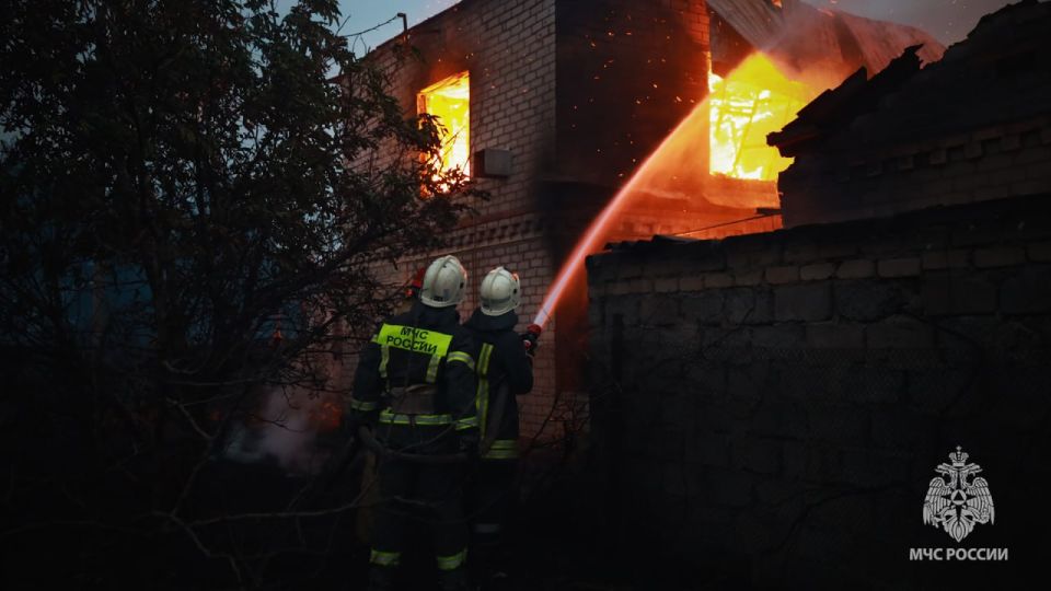 Спасатели ликвидировали масштабный пожар в Станично-Луганском районе Спасатели ликвидировали масштабный пожар в Станично-Луганском районе