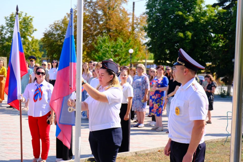 Сегодня в Беловодске прошёл торжественный митинг, приуроченный ко ДНЮ ГОСУДАРСТВЕННОГО ФЛАГА РФ , под названием «Флаг моего государства» Сегодня в Беловодске прошёл торжественный митинг, приуроченный ко ДНЮ ГОСУДАРСТВЕННОГО ФЛАГА РФ , под названием «Флаг моего государства»
