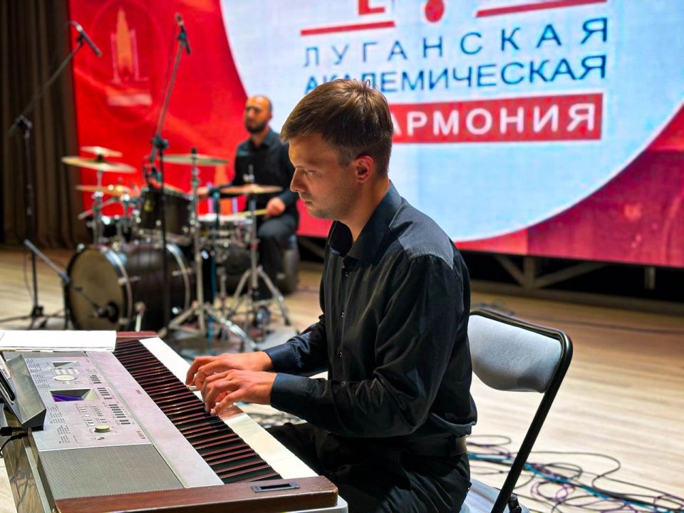 Артисты Луганской академической филармонии подарили жителям Станицы Луганской программу «С Россией в сердце», приуроченную ко Дню государственного флага Российской Федерации Артисты Луганской академической филармонии подарили жителям Станицы Луганской программу «С Россией в сердце», приуроченную ко Дню государственного флага Российской Федерации