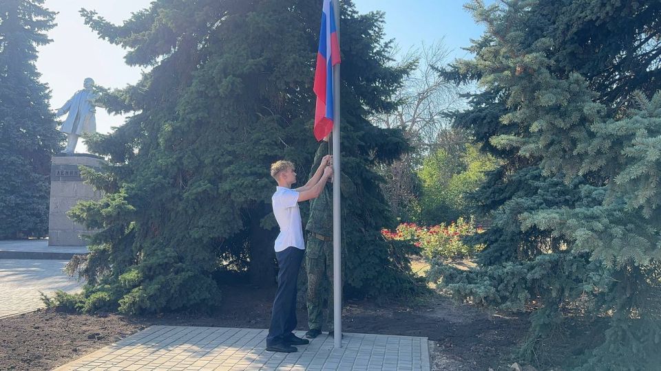 Сегодня в поселке Славяносербск на площади Героев у здания Администрации состоялся митинг, посвященный Дню Государственного флага Российской Федерации Сегодня в поселке Славяносербск на площади Героев у здания Администрации состоялся митинг, посвященный Дню Государственного флага Российской Федерации