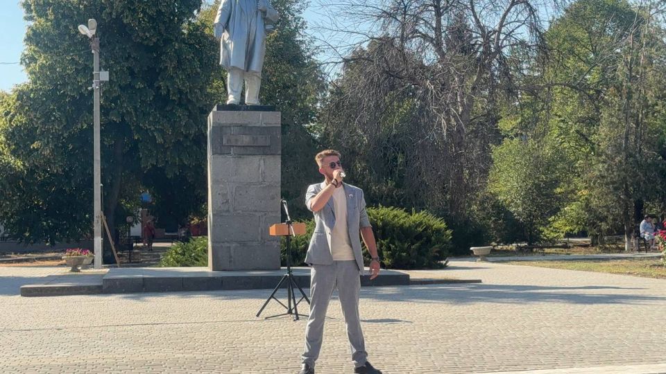 В Славяносербске состоялся митинг, посвященный Дню Государственного флага Российской Федерации В Славяносербске состоялся митинг, посвященный Дню Государственного флага Российской Федерации