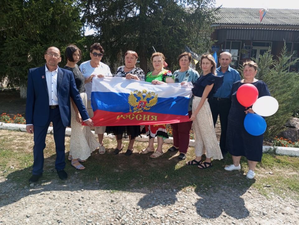 В честь празднования Дня флага Российской Федерации в Меловском муниципальном округе прошли торжественные мероприятия, приуроченные к данному празднику В честь празднования Дня флага Российской Федерации в Меловском муниципальном округе прошли торжественные мероприятия, приуроченные к данному празднику