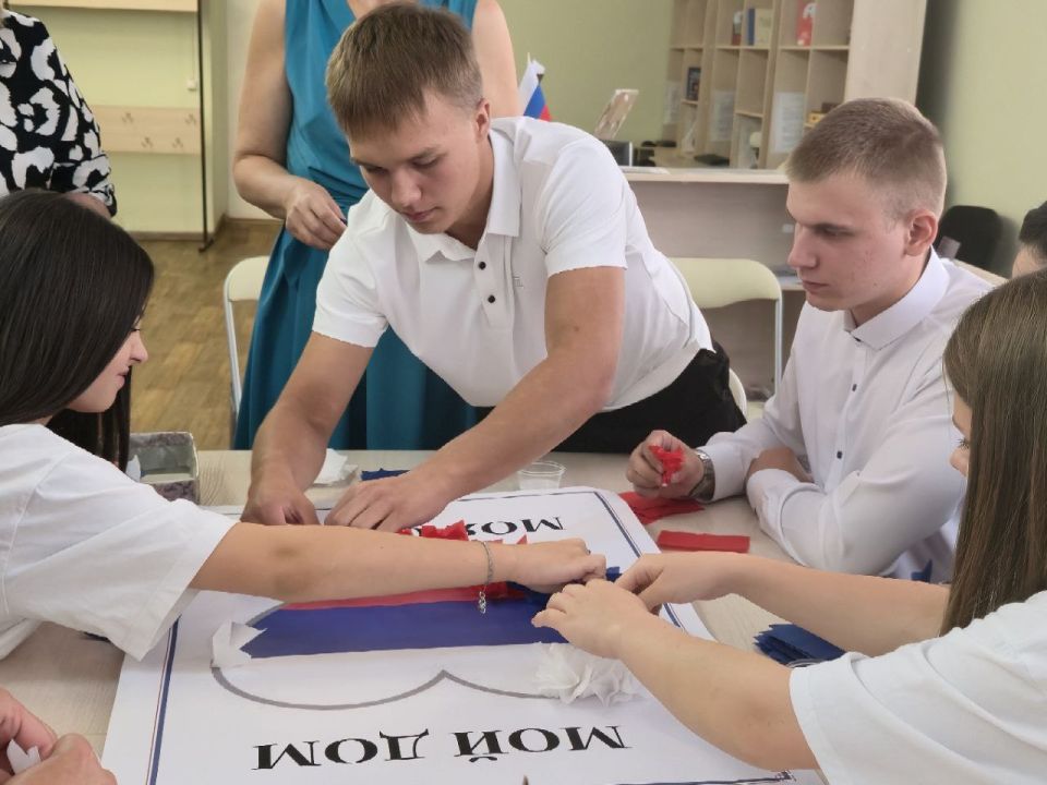 В модельной библиотеке МБУ «АГЦБС» состоялось мероприятие «Наш флаг - наша гордость!», посвященное Дню Государственного флага Российской Федерации, в котором принял участие Молодежный совет при Администрации В модельной библиотеке МБУ «АГЦБС» состоялось мероприятие «Наш флаг - наша гордость!», посвященное Дню Государственного флага Российской Федерации, в котором принял участие Молодежный совет при Администрации
