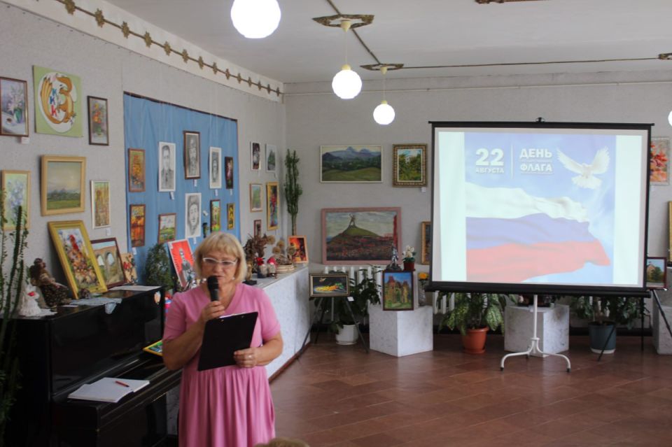 В Кировском историко-художественном музее состоялось культурно-просветительское мероприятие, посвящённое Дню Государственного флага Российской Федерации, в котором приняли участие члены городской ветеранской организации... В Кировском историко-художественном музее состоялось культурно-просветительское мероприятие, посвящённое Дню Государственного флага Российской Федерации, в котором приняли участие члены городской ветеранской организации...