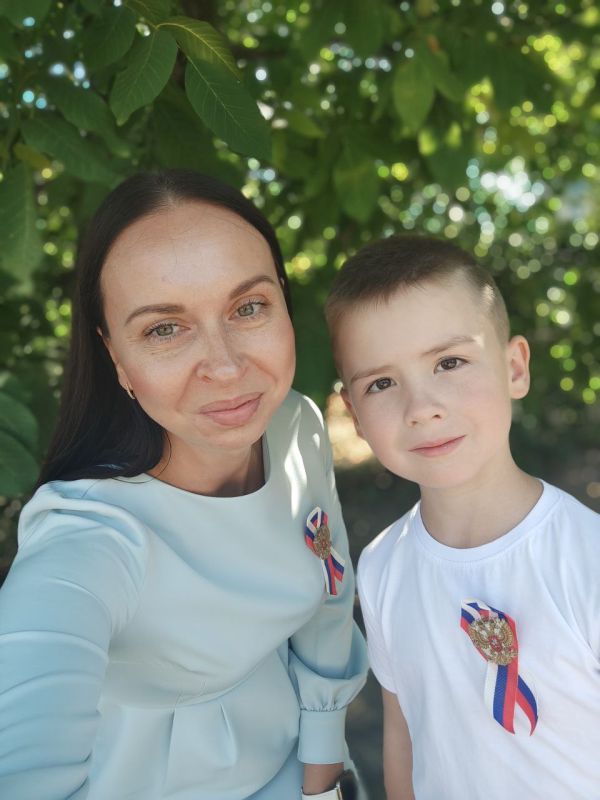 Алёна Лумеровская: Для меня стало уже доброй традицией посещать детский сад "Матрешка" в честь Дня Государственного флага Российской Федерации Алёна Лумеровская: Для меня стало уже доброй традицией посещать детский сад "Матрешка" в честь Дня Государственного флага Российской Федерации