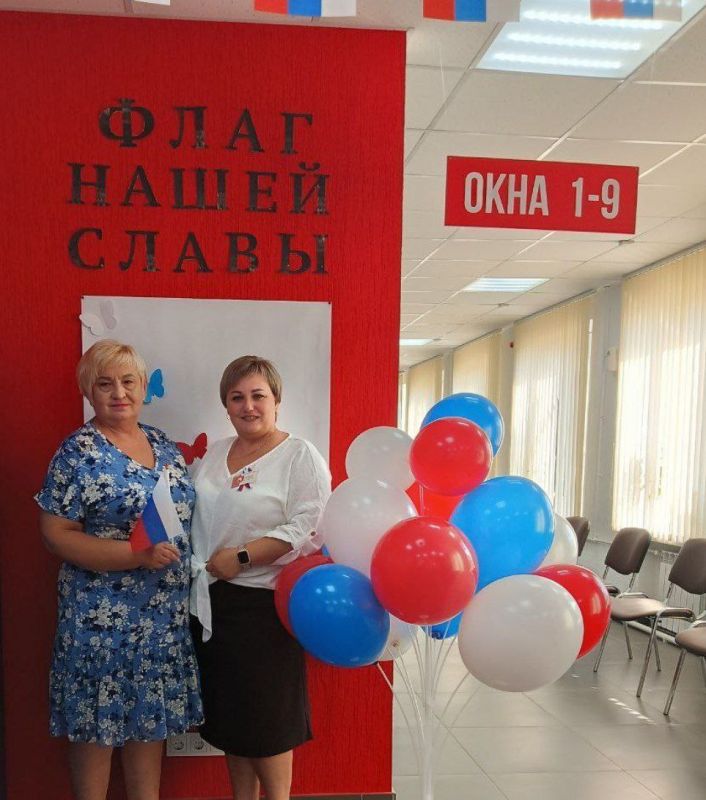 Сотрудники Управления Росреестра по ЛНР поддержали акцию «Флаги России» Сотрудники Управления Росреестра по ЛНР поддержали акцию «Флаги России»
