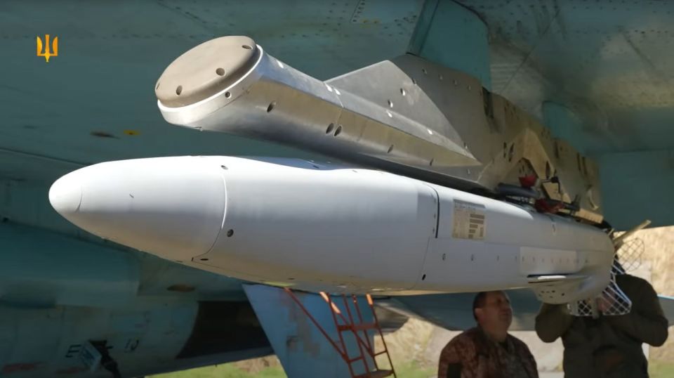 Американская ракета-приманка ADM-160В MALD на подвесах украинского истребителя Су-27 Американская ракета-приманка ADM-160В MALD на подвесах украинского истребителя Су-27