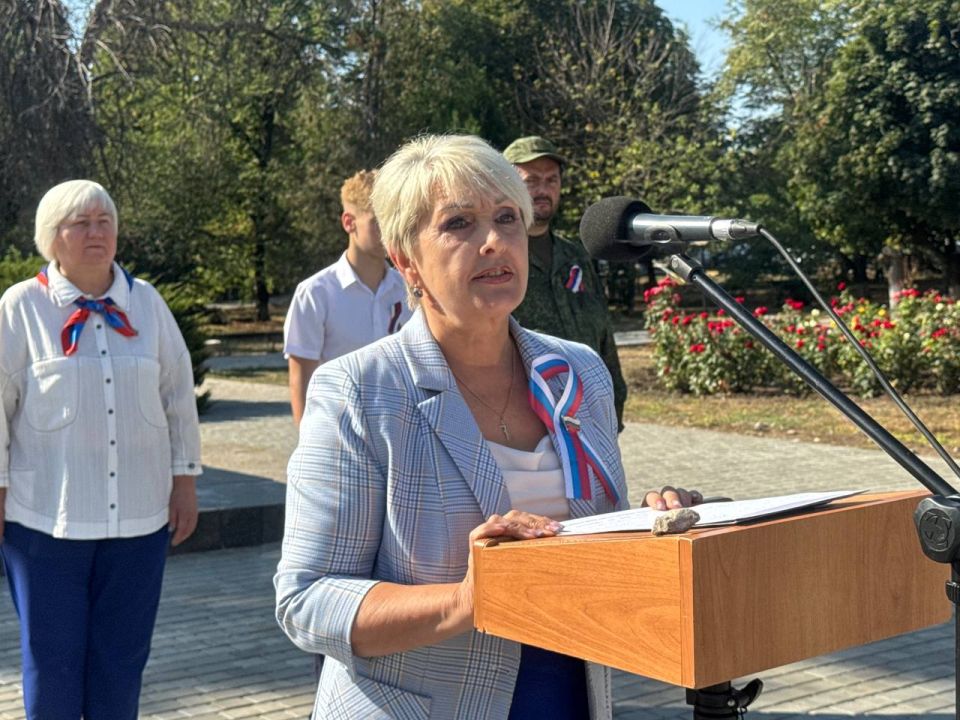 Сегодня в поселке Славяносербск на площади Героев у здания Администрации состоялся митинг, посвященный Дню Государственного флага Российской Федерации Сегодня в поселке Славяносербск на площади Героев у здания Администрации состоялся митинг, посвященный Дню Государственного флага Российской Федерации