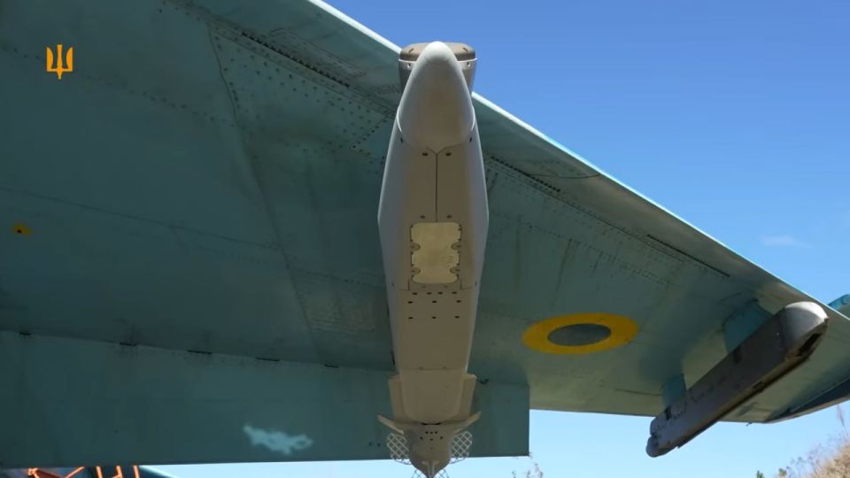 Американская ракета-приманка ADM-160В MALD на подвесах украинского истребителя Су-27 Американская ракета-приманка ADM-160В MALD на подвесах украинского истребителя Су-27