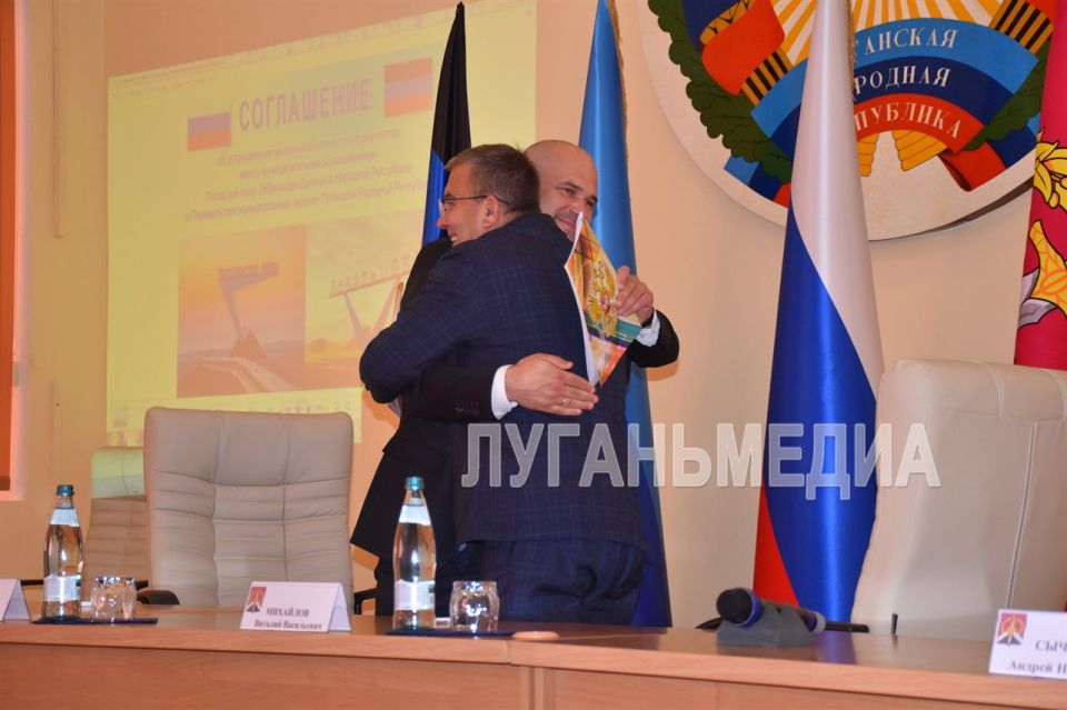 В День Государственного флага Российской Федерации в здании администрации Перевальского муниципального округа состоялось историческое событие — подписание соглашения о межмуниципальном сотрудничестве с городским округом... В День Государственного флага Российской Федерации в здании администрации Перевальского муниципального округа состоялось историческое событие — подписание соглашения о межмуниципальном сотрудничестве с городским округом...