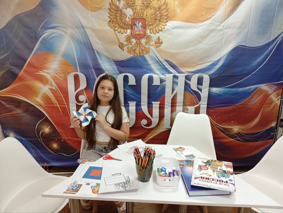 В Лутугинской Районной библиотеке для детей прошла беседа ко дню Российского флага В Лутугинской Районной библиотеке для детей прошла беседа ко дню Российского флага