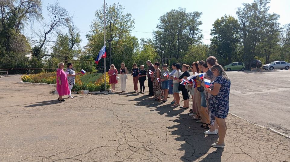 В ровеньковских поселках - Новодарьвка, Михайловка, Дзержинский, Ясеновский, Пролетарский и селе Благовка состоялись торжественные мероприятия ко Дню Государственного флага Российской Федерации В ровеньковских поселках - Новодарьвка, Михайловка, Дзержинский, Ясеновский, Пролетарский и селе Благовка состоялись торжественные мероприятия ко Дню Государственного флага Российской Федерации