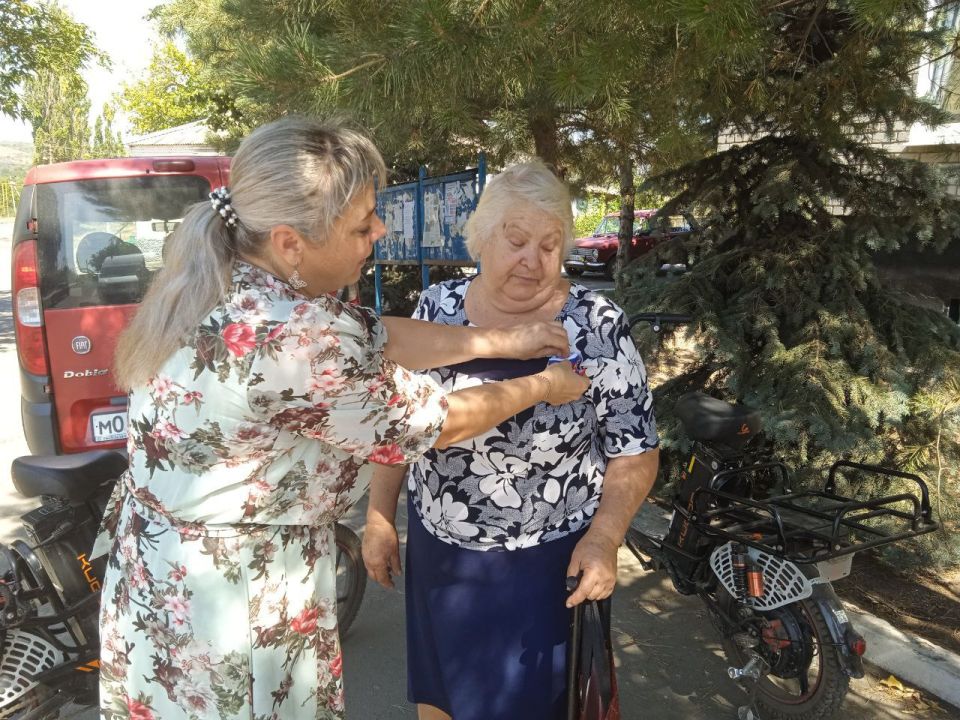 В День Государственного флага, в сельском дворце культуры пгт Есауловка совместно с отделом по делам территорий Администрации и библиотекой была проведена акция "России славный триколор" В День Государственного флага, в сельском дворце культуры пгт Есауловка совместно с отделом по делам территорий Администрации и библиотекой была проведена акция "России славный триколор"