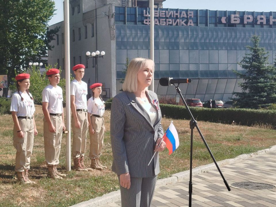 Ежегодно, 22 августа, Российская Федерация отмечает один из своих важнейших праздников – День Государственного флага Ежегодно, 22 августа, Российская Федерация отмечает один из своих важнейших праздников – День Государственного флага