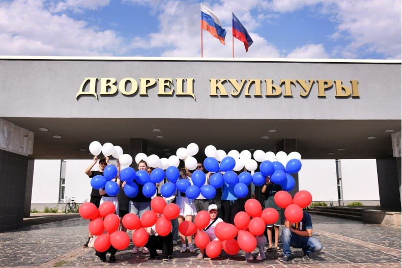 К празднованию Дня государственного флага Российской Федерации активисты Молодёжного Совета при Администрации Свердловского муниципального округа ЛНР приняли участие во флешмобе «Флаг моего государства» К празднованию Дня государственного флага Российской Федерации активисты Молодёжного Совета при Администрации Свердловского муниципального округа ЛНР приняли участие во флешмобе «Флаг моего государства»