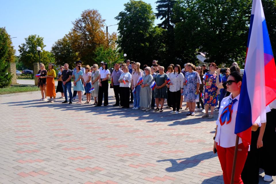 Сегодня в Беловодске прошёл торжественный митинг, приуроченный ко ДНЮ ГОСУДАРСТВЕННОГО ФЛАГА РФ , под названием «Флаг моего государства» Сегодня в Беловодске прошёл торжественный митинг, приуроченный ко ДНЮ ГОСУДАРСТВЕННОГО ФЛАГА РФ , под названием «Флаг моего государства»