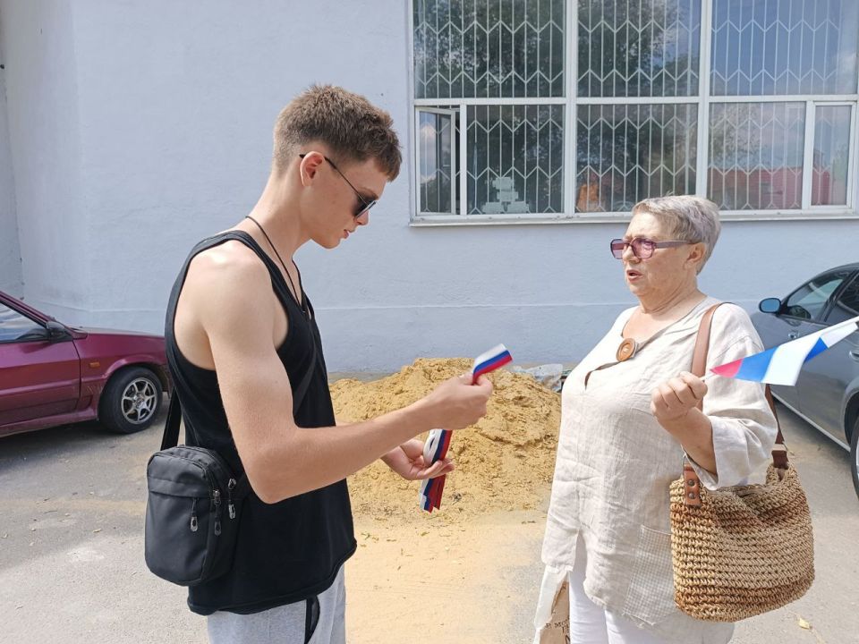 Патриотическая акция «Лента-триколор» прошла в Краснодоне Патриотическая акция «Лента-триколор» прошла в Краснодоне