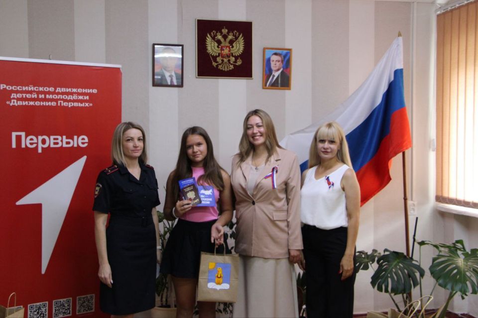 В честь Дня Государственного флага Российской Федерации в Меловском муниципальном округе прошло важное и волнительное событие – торжественное вручение паспортов юным гражданам ЛНР в рамках Всероссийской программы «Мы –... В честь Дня Государственного флага Российской Федерации в Меловском муниципальном округе прошло важное и волнительное событие – торжественное вручение паспортов юным гражданам ЛНР в рамках Всероссийской программы «Мы –...