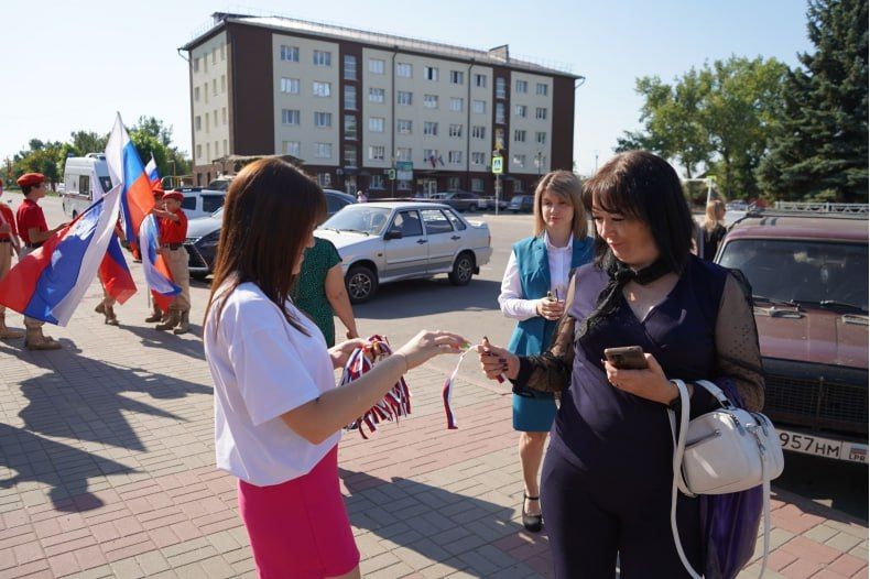 В Свердловске состоялось праздничное шествие в честь Дня Государственного флага РФ В Свердловске состоялось праздничное шествие в честь Дня Государственного флага РФ