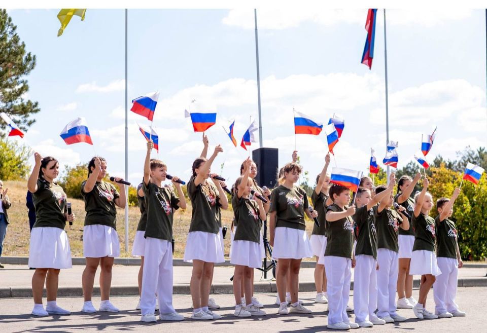 Офицеры СК и жители республики чествуют главный символ единства Державы Офицеры СК и жители республики чествуют главный символ единства Державы