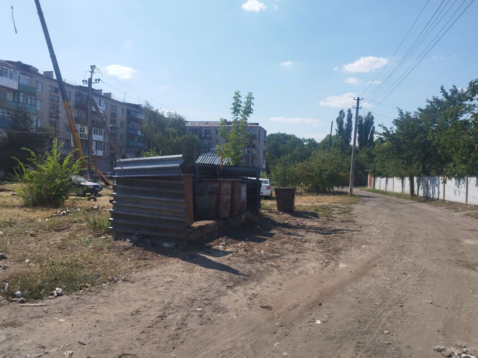 22 августа сотрудники муниципального унитарного предприятия «Чистый город» провели благоустроительные работы в поселке Краснодон 22 августа сотрудники муниципального унитарного предприятия «Чистый город» провели благоустроительные работы в поселке Краснодон