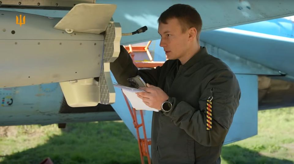 Американская ракета-приманка ADM-160В MALD на подвесах украинского истребителя Су-27 Американская ракета-приманка ADM-160В MALD на подвесах украинского истребителя Су-27