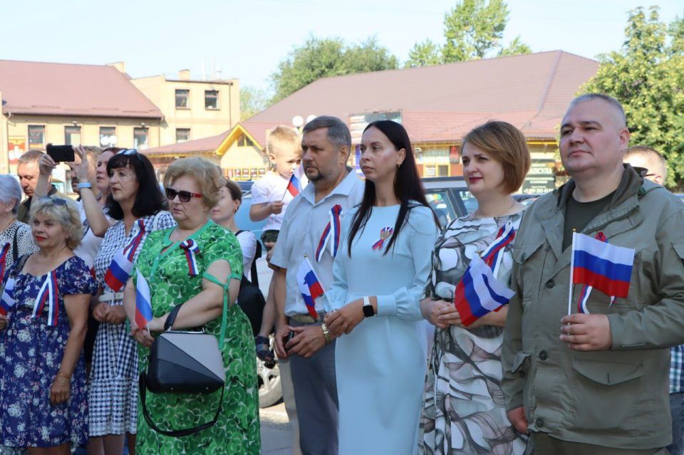 Алёна Лумеровская: Сегодня, вместе с коллегами по депутатскому корпусу, руководством администрации округа и неравнодушными жителями, я приняла участие в праздничном мероприятии, посвящённом Дню Государственного флага... Алёна Лумеровская: Сегодня, вместе с коллегами по депутатскому корпусу, руководством администрации округа и неравнодушными жителями, я приняла участие в праздничном мероприятии, посвящённом Дню Государственного флага...