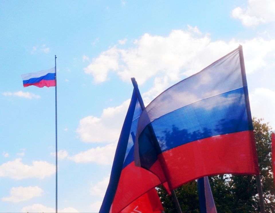 22 августа вся Россия отмечает День Государственного флага Российской Федерации – праздник, символизирующий единство, независимость и величие нашей страны 22 августа вся Россия отмечает День Государственного флага Российской Федерации – праздник, символизирующий единство, независимость и величие нашей страны